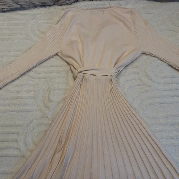 Elegant Cream-Colored Wrap Dress - Picture 3 of 5